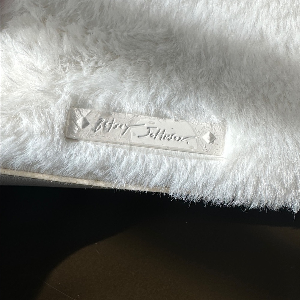 Betsey Johnson Apres mini bag and luggage tag White Faux Fur Handbag with Strap - Picture 2 of 7
